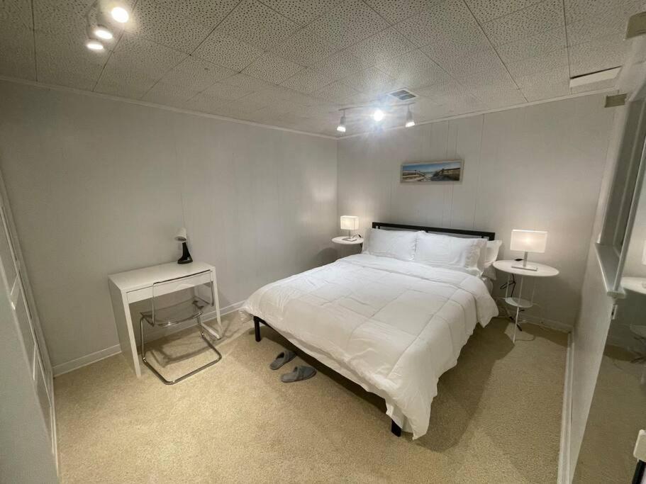 Lovely 2 Bedroom Basement Apartment In Toronto Exterior photo